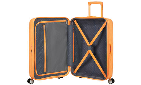 Sisällä ylimääräinen vetoketjullinen tasku