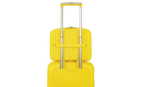 Matkalaukun vetokahvaan sopiva tasku