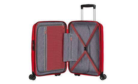 Sisällä pienempi vetoketjutasku tavaroille.