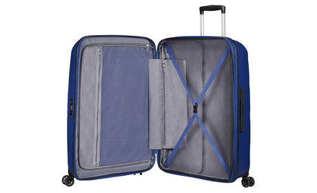 Sisällä pienempi vetoketjutasku tavaroille.