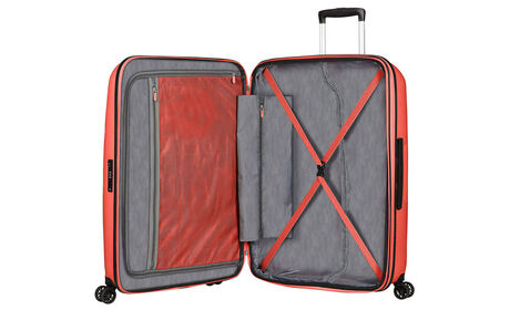 Sisällä pienempi vetoketjutasku tavaroille.